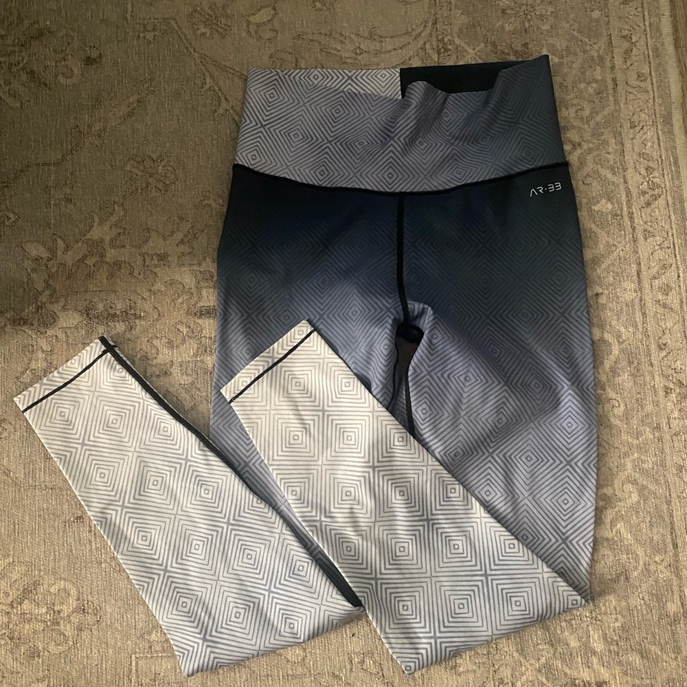 AR-33 leggings